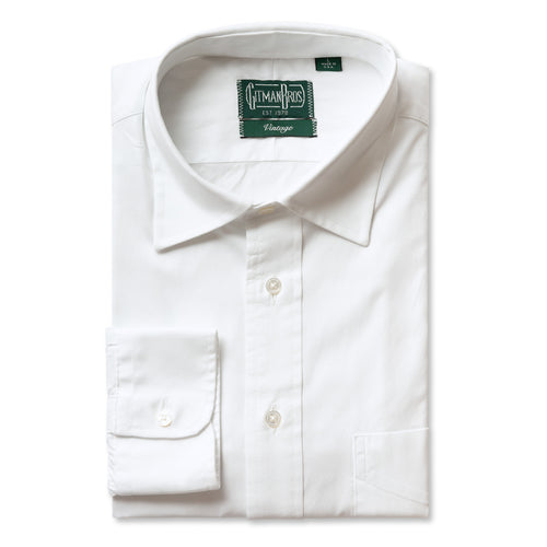 The white pinpoint oxford dress button up shirt with a split yoke and a front pockets and  mother of pearl buttons.